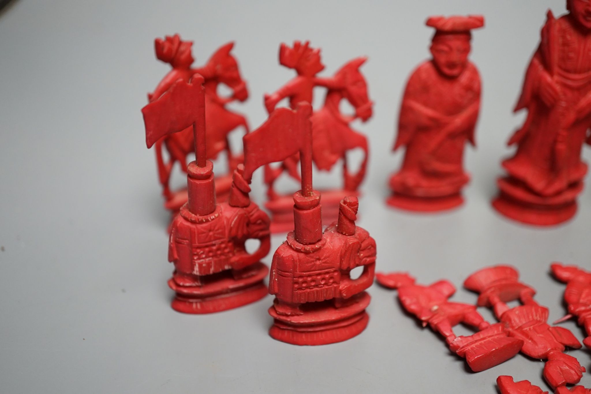 A Chinese bone chess set, Kings 9cm